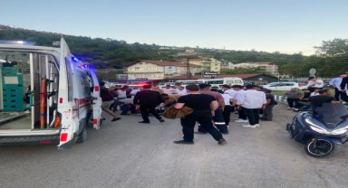 Sinop'ta düğün konvoyundaki kamyonetten düşen davulcu yaralandı