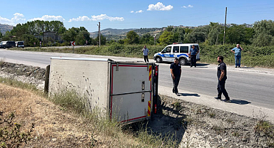 Türk Kızılay kan aracı devrildi
