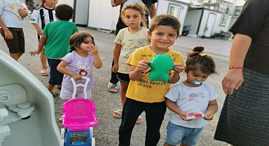 Üniversite öğrencileri, depremzede çocukları oyuncaklarla sevindirdi