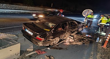 Bariyerlere çarpan otomobilin sürücüsü yaralandı