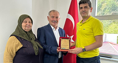 Başhekim Yuva'dan hayırsevere teşekkür plaketi