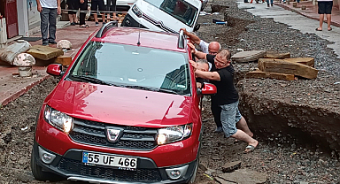 Cadde yarıldı, araçlar yolun içinde mahsur kaldı