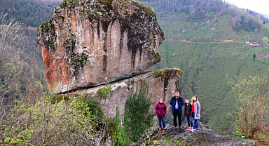 Giresun’da sıra dışı bir yer: Gelin Kayası