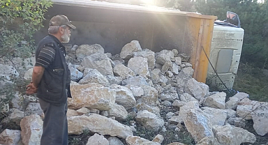Kamyon devrildi sürücü yaralandı
