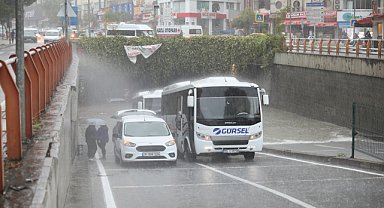 Mahsur kalan 4 kişi yüzerek kurtuldu