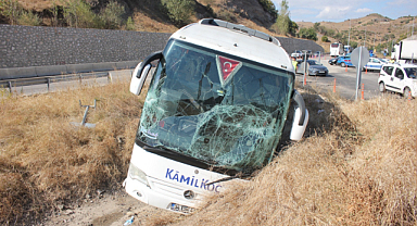 Otobüs yoldan çıkıp savruldu: 1 yaralı