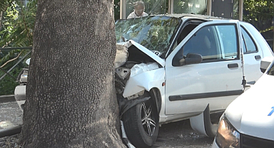 Otomobil otobüs durağına daldı: 1'i ağır 3 yaralı