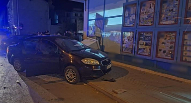 Otomobiller çarpıştı markete girdi: 2 yaralı