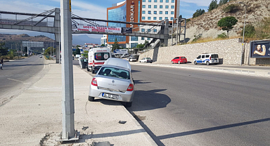 Refüje çarpan araçta 2 kişi yaralandı