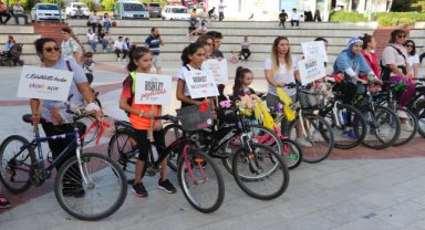 Safranbolu'da renkli kıyafet giyen kadınlar süsledikleri bisikletleriyle tur attı