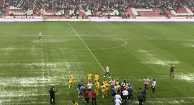 Samsunspor-İstanbulspor maçı sağanak yağış nedeniyle durdu