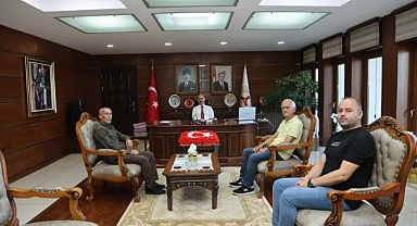 Şehidin babasını makamında ağırladı