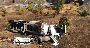 Tanker devrildi sürücü yaralandı