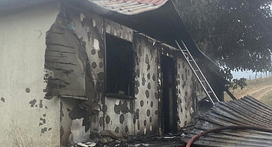 Tek katlı ev alev alev yandı