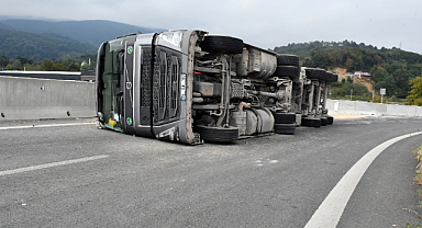 Tır devrildi sürücü yaralandı
