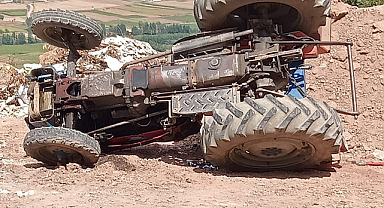 Traktör devrildi: 1 ölü, 2 yaralı
