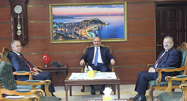Vali Serdengeçti öğrenci ve yetkilileri makamında ağırladı