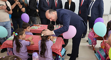 Vali Serdengeçti, yeni dönem başlangıcında öğrencilerle birlikteydi