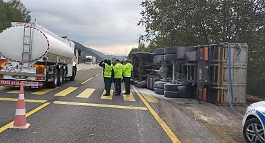 Bolu Dağı'nda tomruk yüklü kamyon devrildi