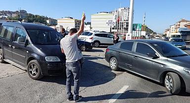 Canını hiçe saydı, serum şişesiyle aracının başında bekledi
