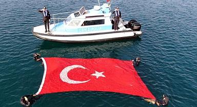 Cumhuriyet'in 100. Yılında Denizde Türk Bayrağı Açıldı