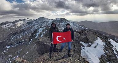 Cumhuriyetin 100. yılını 3 bin 331 metre yükseklikte kutladılar