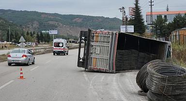 Devrilip metrelerce sürüklenen tırdan kendi imkanlarıyla çıktı