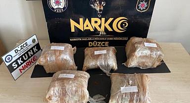 Durdurulan araçtan 8 kilo skunk maddesi çıktı