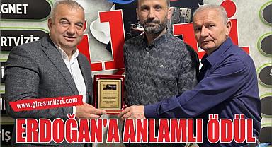 Erdoğan'a Anlamlı Plaket
