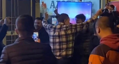 Galibiyeti göbek atarak kutladılar