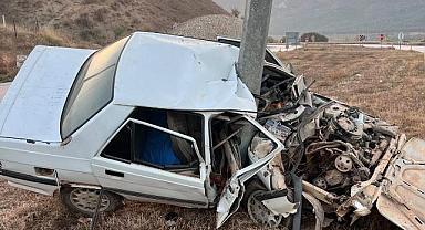 Hurdaya dönen otomobilden sağ çıktı