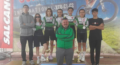 İkiz kız kardeşler yarışmalara damga vurdu