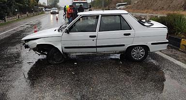 Karabük'te otomobil refüje çarptı, sürücü yaralandı