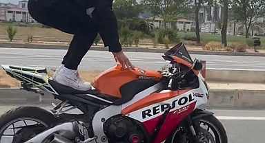 Motosiklet üzerinde tehlikeli yolculuk