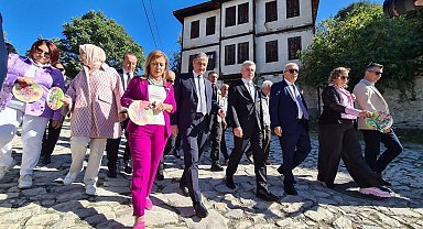 Safran Festivali kortej yürüyüşüyle başladı