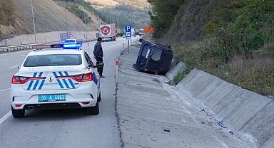 Samsun'da otomobil su kanalına devrildi: 2 yaralı