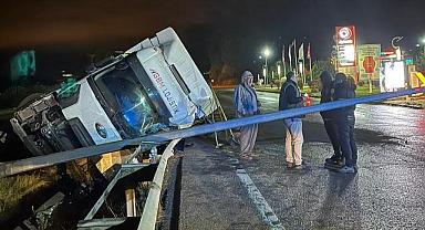 Samsun'da tır yağmur suyu kanalına devrildi: 1 yaralı
