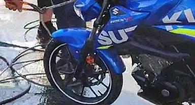 Seyir halindeki motor direksiyonundan yılan çıktı