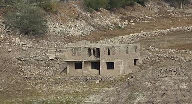 Sular çekilince tarihi köprü gün yüzüne çıktı