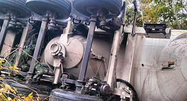 Tanker uçurumdan yuvarlandı sürücü öldü