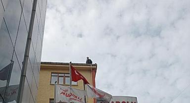 Tartıştığı Ailesine Kızıp Beş Katlı Binanın Çatısına Çıktı