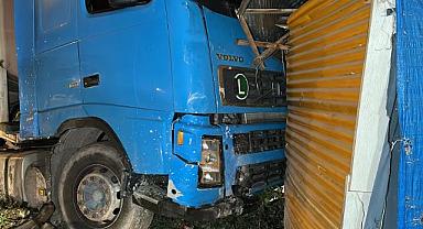 Tır Kontrolden Çıktı, Dükkana Daldı