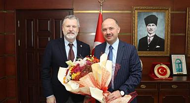 Vali Serdengeçti, CHP İl Başkanı Dr. Şenyürek'i Tebrik Etti