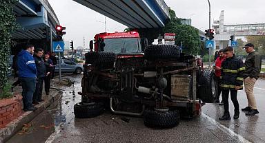 Viyadüğe çarpan cip devrildi