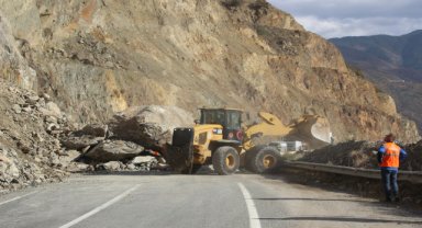 Artvin-Ardahan kara yolunda heyelan, trafik tek şeritten sağlanıyor