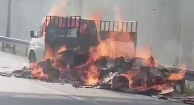 Atık Karton Yüklü Pikapta Korkutan Yangın!