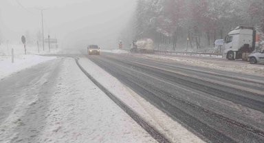 Bolu Dağı'nda kar yağışı ve sis etkili oluyor