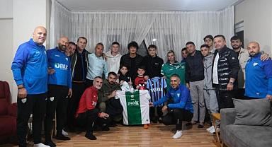 Bursaspor, yüzüne biber gazı sıkılan çocuğu evinde ziyaret etti