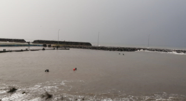 Deniz Kenarında Fotoğraf Çektirirken Fırtınada Dalgalara Kapıldılar!