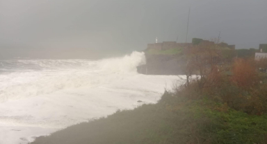 Giresun'un O İlçesinde Dalgalar 8 Metreyi Aştı